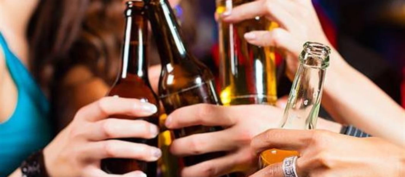 Το αλκοόλ μειώνει τη σωματική απόσταση σύμφωνα με νέα έρευνα